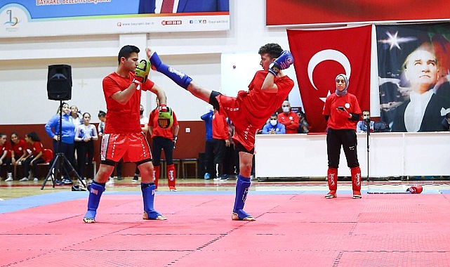 bayraklida-cumhuriyet-coskusu-sporla-basladi.jpg