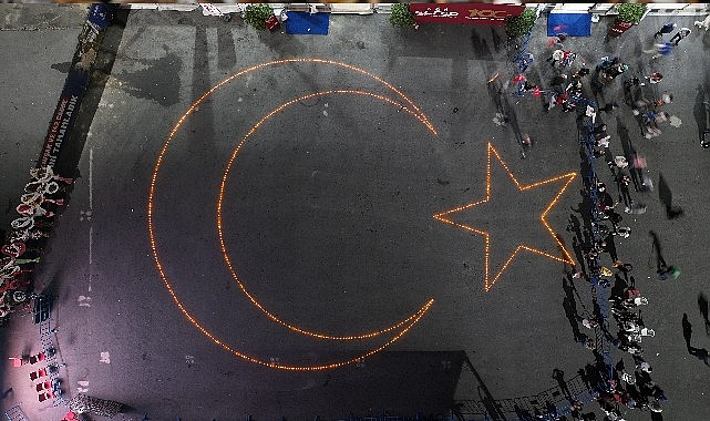 elaziglilarin-cayda-cira-oyunuyla-yaptigi-ay-ve-yildiz-koreografisi-buyuledi.jpg