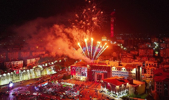 keciorende-cumhuriyetin-100-yili-kutlamalari-muhtesem-havai-fisek-gosterisiyle-final-yapti.jpg