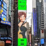 new-yorkta-bir-cumhuriyet-divasi-spotifyin-equal-turkiye-ekim-ayi-elcisi-muzeyyen-senar-new-york-times-squarede.jpg