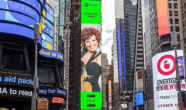 new-yorkta-bir-cumhuriyet-divasi-spotifyin-equal-turkiye-ekim-ayi-elcisi-muzeyyen-senar-new-york-times-squarede.jpg
