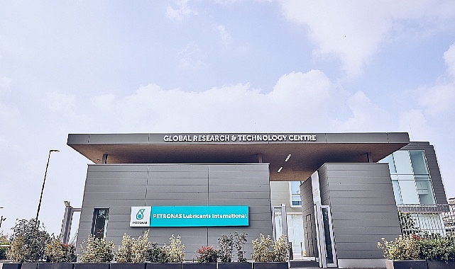 petronas-madeni-yaglar-artan-elektrikli-arac-sivilari-talebini-karsilamak-icin-yeni-enerjili-arac-sivilari-is-biriminin-lansmanini-gerceklestirdi.jpg