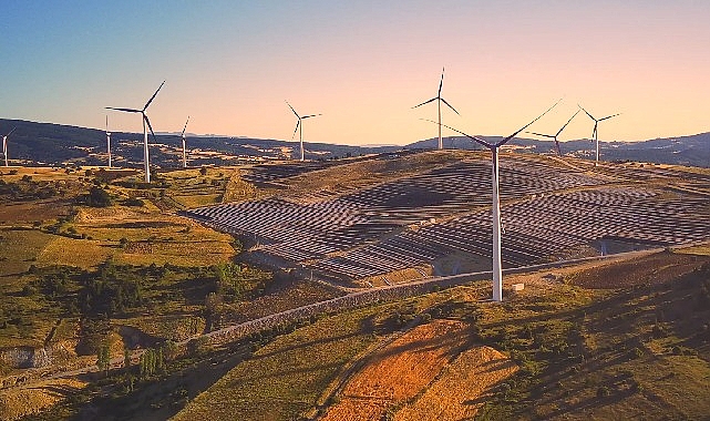 aydem-yenilenebilir-enerji-yeni-mor-kanatlariyla-usaktaki-ruzgar-kurulu-gucunu-iki-katina-cikardi.jpg