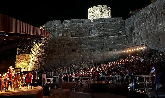 deli-dumrul-oyunu-bodrum-kalesinde-ayakta-alkislandi.jpg