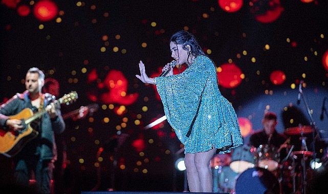 festival-kapanisini-melek-mosso-yapti.jpg