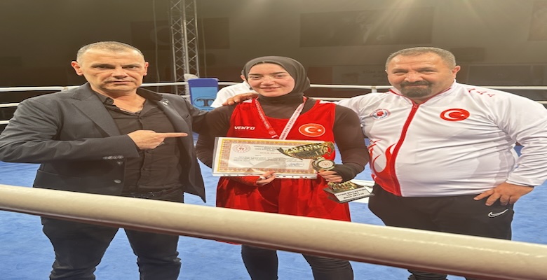 İbrahim Murat Gündüz Uluslararası Boks Turnuvasına damga vuran Oktay Çiçek’in sporcularını tebrik etti