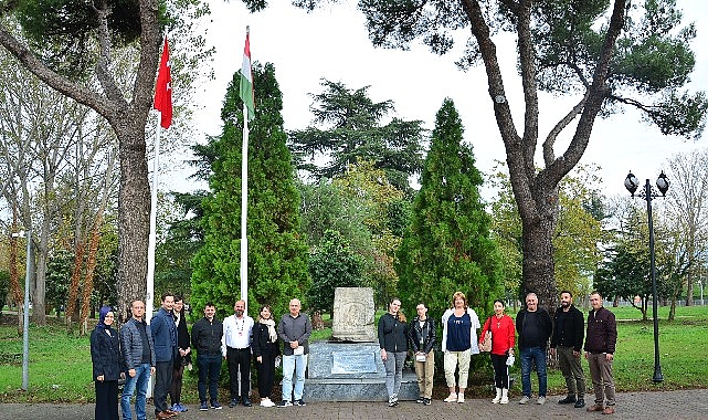 macar-gazetecilerin-tokeli-imre-ziyaretleri.jpg