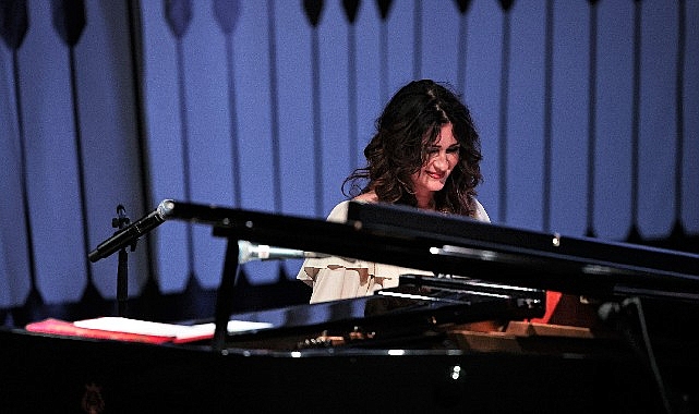 anjelika-akbardan-muhtesem-konser.jpg