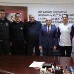 burhaniye-belediyesi-2-voleybol-turnuvasi-katilimcilarindan-baskan-devecilere-ziyaret.jpg