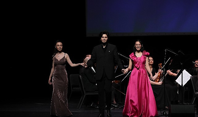 cev-sanatin-100-yil-cumhuriyet-konserinde-genc-sanatcilar-keman-virtuozu-maxim-vengerovla-sergiledikleri-performansla-dinleyicileri-buyulediler.jpg