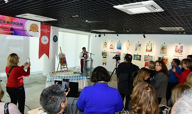 sulu-boyanin-buyusu-sergisi-yksmde-acildi.jpg