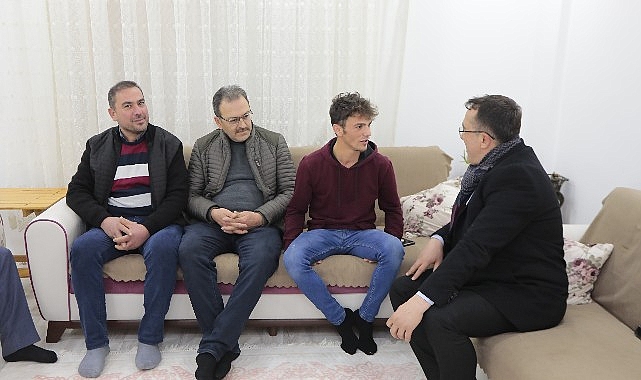 ak-parti-belediye-baskan-adayi-savrandan-ev-ziyaretleri.jpg
