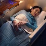 emirates-business-class-yolcularini-uzun-ucuslarda-daha-rahat-ettirecek-yeni-ucak-ici-kiyafet-setini-tanitti.jpg