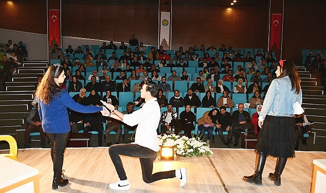 harran-universitesinde-artiz-mektebi-tiyatro-oyunu-sahnelendi.jpg