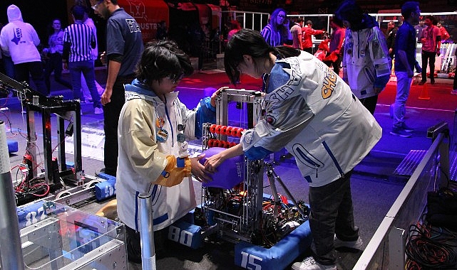 robotlar-show-dunyasina-da-girdi.jpg