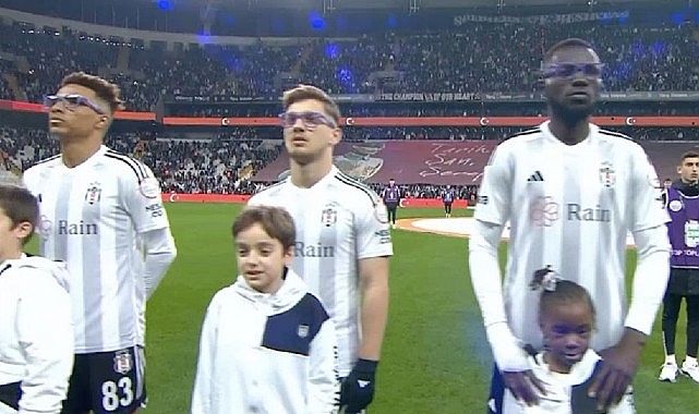 besiktasli-futbolcular-mor-gozluklerle-sahada.jpg