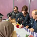 beyler-kadin-festivalinde-eslerine-cicek-yapti.jpg