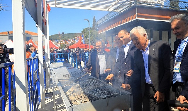 binlerce-vatandas-hamsi-festivali-icin-kent-meydaninda-bir-araya-geldi.jpg