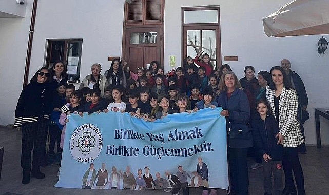 mugla-buyuksehir-belediyesi-yaslilara-saygi-haftasini-turk-sanat-muzigi-korosu-konseri-ebru-sanati-sinema-sohbet-ve-ziyaretlerle-kutladi.jpg