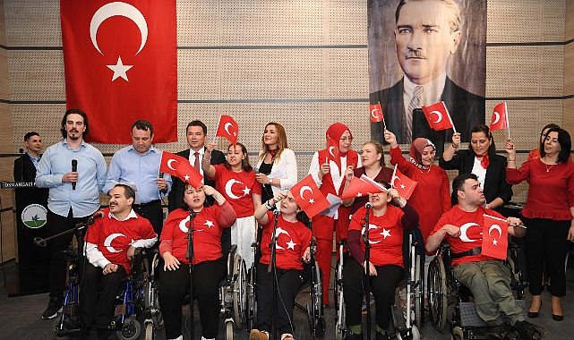 baskan-aydin-engelsiz-koroya-eslik-etti.jpg