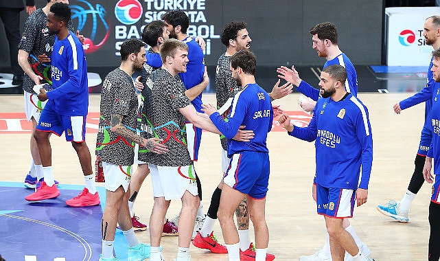 basketbolseverler-anadolu-efes-aliaga-petkimspor-macina-bilet-yerine-kitap-ile-girdi.jpg
