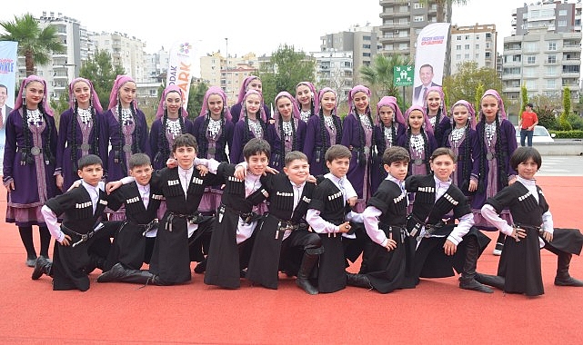 dunya-cocuklari-yenisehir-belediyesinin-23-nisan-kutlamalarinda-bulustu.jpg
