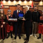 ibb-baskani-ekrem-imamoglu-15-farkli-ulkeden-uluslararasi-23-nisan-cocuk-festivali-icin-istanbula-gelen-cocuklari-sarachanedeki-tarihi-meclis-salonunda-agirladi.jpg