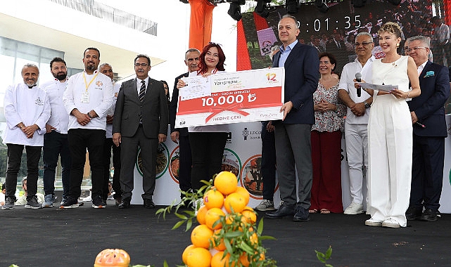 karnavalin-en-leziz-yarismasinda-buyuk-cekisme-ve-renkli-goruntuler-vardi.jpg