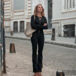 serenay-sarikayanin-basrolunde-yer-aldigi-ece-yoreng-imzali-kimler-geldi-kimler-gecti-9-mayista-sacede-netflixte.jpg