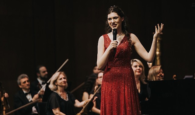 52-istanbul-muzik-festivali-ilyun-burkevin-buyuleyici-performansiyla-basladi.jpg