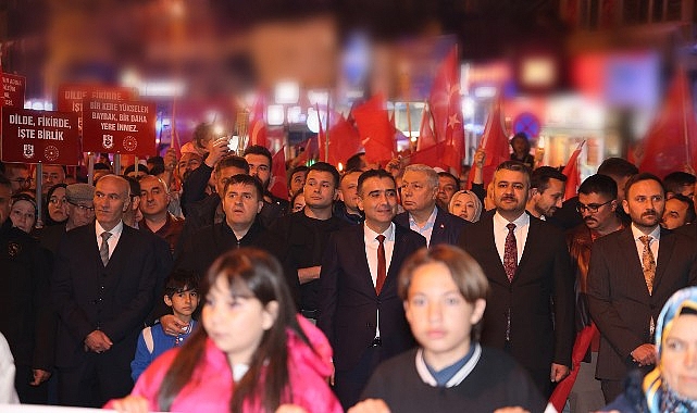 747-turk-dil-bayrami-ve-yunus-emreyi-anma-etkinlikleri-kapsaminda-gerceklestirilen-fener-alayi-yuruyusu-buyuk-coskuyla-yapildi.jpg