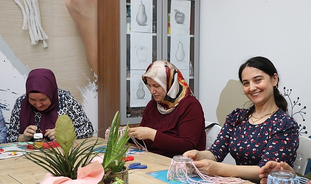 anne-sehirde-atik-malzemeler-sanat-eserine-donusuyor.jpg