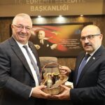 balikesir-valisi-ismail-ustaoglu-edremit-belediye-baskani-mehmet-ertasi-ziyaret-etti.jpg