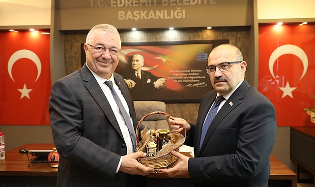 balikesir-valisi-ismail-ustaoglu-edremit-belediye-baskani-mehmet-ertasi-ziyaret-etti.jpg