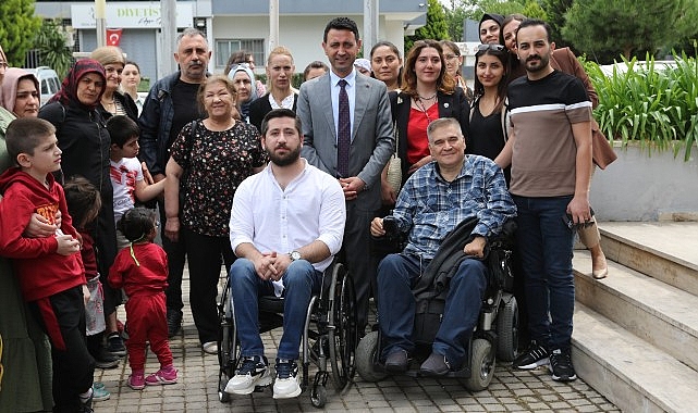bayrakli-belediyesi-engelliler-merkezine-kirmizi-bayrak.jpg