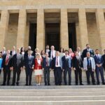 edremit-belediye-baskani-mehmet-ertas-ekibiyle-birlikte-anitkabiri-ziyaret-etti.jpg