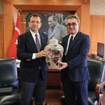 ekrem-imamoglu-bayrampasa-belediye-baskani-hasan-mutluyu-makaminda-tebrik-etti.jpg