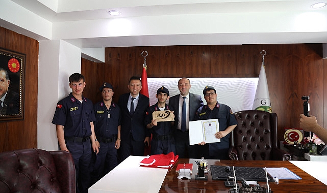 geyve-belediye-baskani-selcuk-yildiz-ozel-askerleri-kabul-etti.jpg