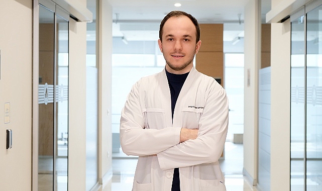 implant-yaptiranlarin-agiz-bakimi-da-ozel-uzmanlar-implant-cevresi-icin-agiz-duslarini-oneriyor.jpg