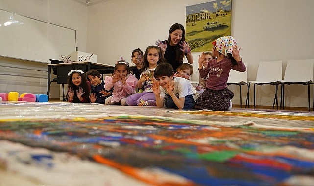 kadirga-sanat-galerilerinin-bez-kumas-uzerine-soyut-sanat-atolyesinde-kendi-desenlerimizi-olusturuyoruz.jpg
