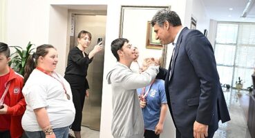Kartepe Belediye Başkanı Av.M.Mustafa Kocaman, Konya’da yapılan Özel Sporcular Atletizm Türkiye Şampiyonası’nda dereceye giren öğrencileri tebrik etti