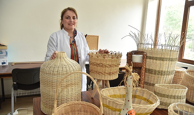 kartepe-belediyesi-karmek-kurslarinda-geleneksel-el-sanatlari-branslarindan-sepet-oruculugu-modern-cizgilerle-sanata-donusuyor.jpg