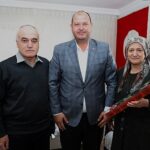 menderes-belediye-baskani-ilkay-cicek-anneler-gununde-sehit-anneleri-ile-huzurevinde-yasayan-anneleri-unutmadi.jpg