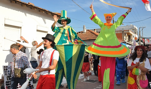 menemen-belediyesi-tarafindan-duzenlenen-14uncu-kez-gerceklestirilecek-emiralem-cilek-festivali-icin-geri-sayim-basladi.jpg