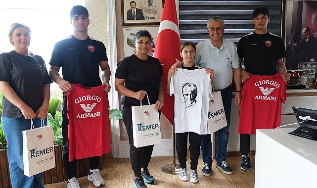 milli-takima-secilen-judoculardan-baskan-topalogluna-ziyaret.jpg