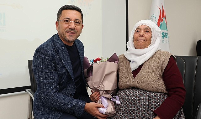 nevsehir-belediye-si-tarafindan-anneler-gunu-dolayisiyla-duzenlenen-programda-elmas-ari-nevsehir-belediye-baskani-olan-oglu-rasim-ariyi-anlatti.jpg