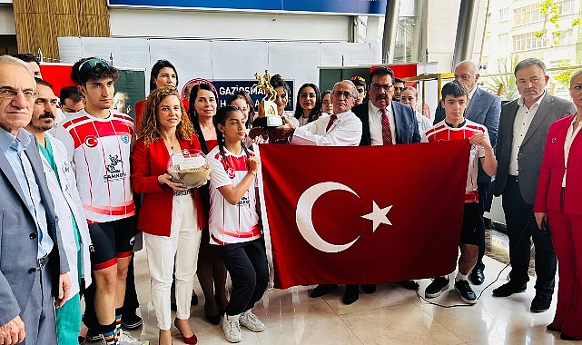 samsundan-gelen-bayrak-ve-toprak-genc-doktorlara-teslim-edildi.jpg