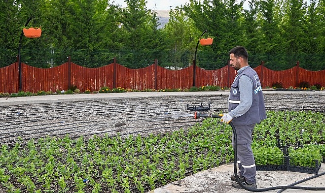 selcuklu-belediyesi-tarafindan-konyaya-kazandirilan-cicek-bahcesi-ziyaretcilerine-kapilarini-acmak-icin-gun-sayiyor.jpg